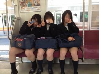 【悪ノリ画像】おふざけ女子校生が撮ったスナップ写真に写る太ももやパンチラを堪能するエロ画像ｗｗｗ