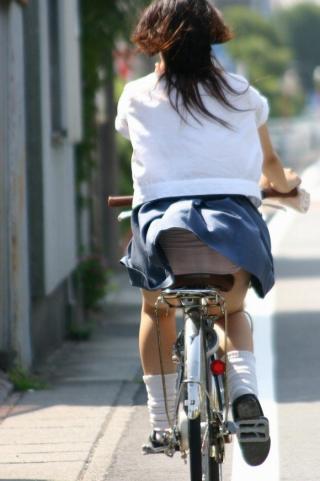 自転車に乗ってる女子がパンチラやハミパンしてるエロ画像