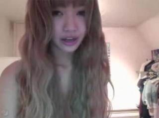 金髪貧乳スレンダー美少女のセクシーライブチャット動画