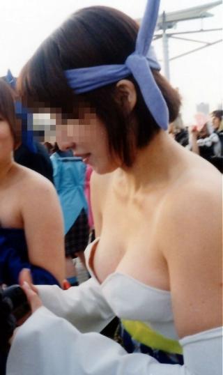 コスプレのイベント会場で過激な衣装を着ている素人さんの胸チラがエロいｗｗｗｗ