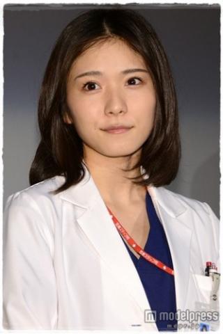 松岡茉優　笑顔可愛い美人がシリアスな女医役でもハマっているおっぱい画像