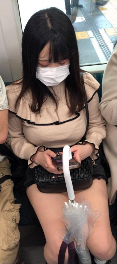 【画像】女さん、えちえちな格好で電車に乗ってしまうｗｗｗｗｗｗ