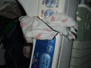 jk妹のいちごパンツ洗濯機の中の下着盗撮エロ画像