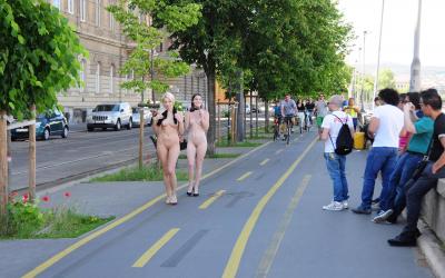 外人美女が街で全裸でヘンタイ露出してる画像で、特にエロいの集めました[40枚]