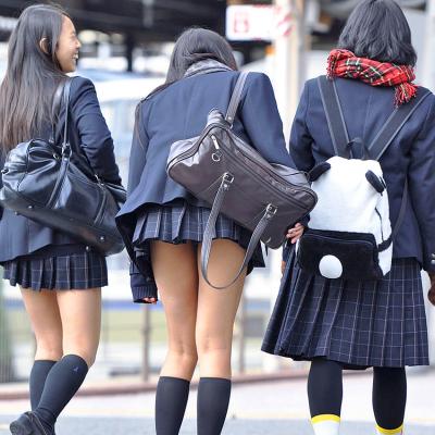 友達と一緒に登下校…短いスカートでエッチな生足露出する女子高生たちがエロ過ぎる街撮り画像
