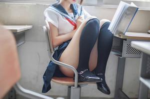制服美少女の教室エロスなフェチ画像！