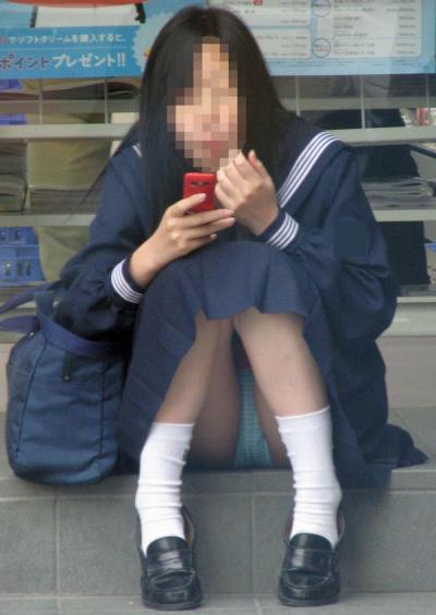 幼顔jkの地べた座り三角ゾーンのシミパンチラ盗撮エロ画像
