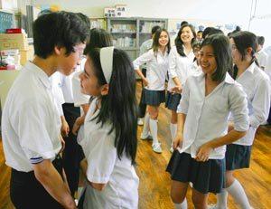 【勃起不可避】ペルーの美少女JCたちが日本の男子中学生にエッチなあいさつを求める