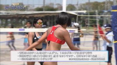 ビーチバレー女子ジュニア選手権大会2019、日焼けJKのスパッツのポジ直し姿が映る