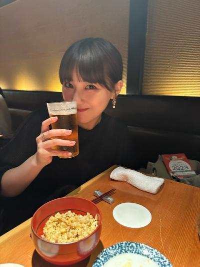 田中美久さんビールを飲む