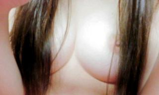 美乳の可愛らしい素人のエロ写メVSタンクトップが張り裂けそうな爆乳素人女子のエロ写メ画像ｗｗｗｗ 34枚
