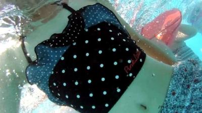 【eros1130プール盗撮】ロリ娘のエッチな小尻とずり下がるホルターネックビキニから見える胸元をプールでじっくりと堪能する動画