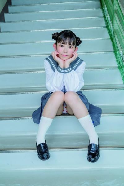 【画像あり】合法ロリFカップ長澤茉里奈さん、26歳の誕生日にセーラー服を着てパンチラ→8歳・小3のファンの女の子が真似する