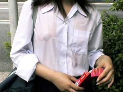 【胸チラ盗撮】制服女子高生たちの透けた制服から見えるおっぱいその2