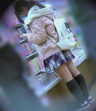 本屋で立ち読みしているミニスカート私服JKを逆さ撮りパンツゲット動画