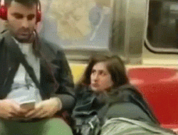 【GIFあり】 ※ガチ※ 電車の中でオナニーを見せ付ける女をご覧くださいｗｗｗ