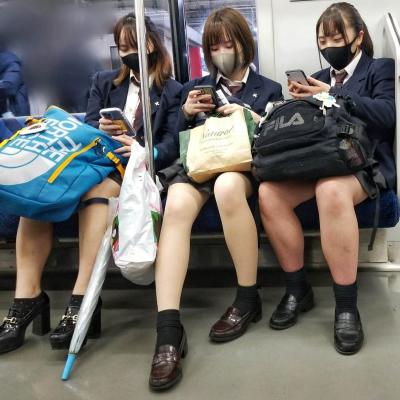 【画像】電車内で女子高生を見かけたら思わず近く陣取り奴ｗｗ