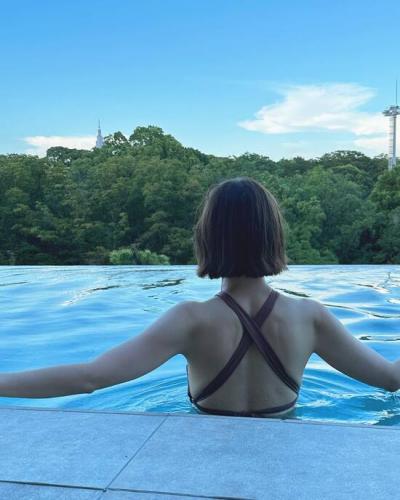 【画像】篠田麻里子、プールで強化した“美しい背中”披露