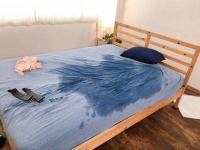 【画像】潮吹きが凄いAV女優・坂道みる、ベッドを盛大に濡らす　ペットシーツとタオルも大量に用意される