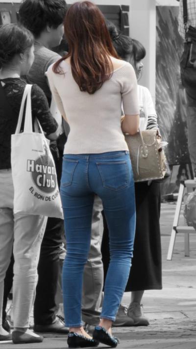 デニムパンツ女子のプリケツに視線が集まるジーンズお尻街撮りエロ画像