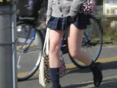 エッチな太ももが最高！！短いスカートで男を欲情させる女子高生の街撮りエロ画像