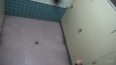 おしっこ中にトイレのドアを開けられた女の子の焦り方が興奮する…公衆便所で中出しするレイプGIF画像