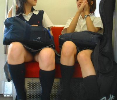 電車通学中の女子高生たち無自覚に晒すエッチな太もも…キワドい美脚にドキドキしちゃう盗撮エロ画像