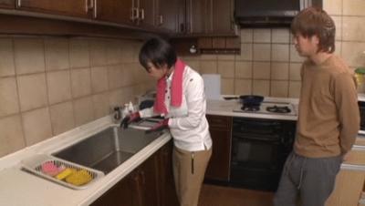 腰上パンチラしまくる無防備な人妻さんにフル勃起！後ろから襲いかかってしまう寝取りセックスGIF画像