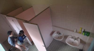 ロリ系エロGIF画像｜ランドセル背負ってる女の子がトイレでエッチしてる感じのエロギフ