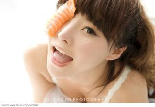 中国の若手モデル柳侑綺さん（２０）が刺身のサーモンで乳首だけ隠したセミヌード公開