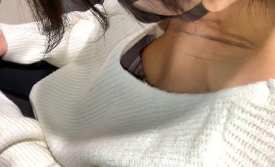 胸元の隙間から見た胸チラ・乳首チラのエロ画像