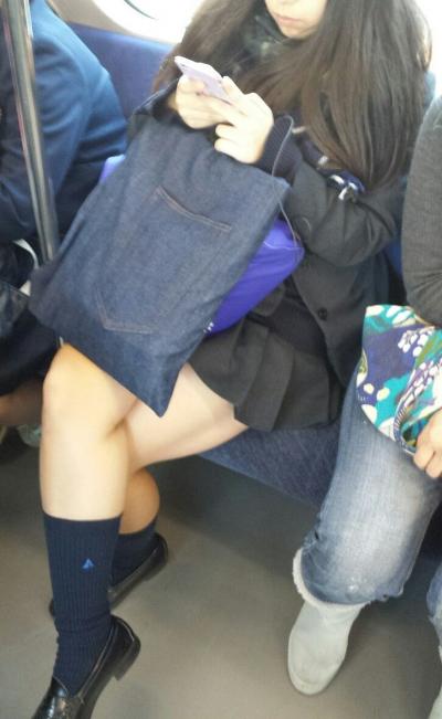 【JK盗撮エロ画像】電車の中で制服女子校生のスラリ美脚＆スベスベ太ももを堪能ｗｗｗ