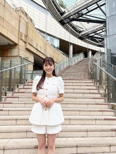 テレ朝・三谷紬アナ、ショートパンツ姿で美脚披露に「足ながっ」「足、細っ」