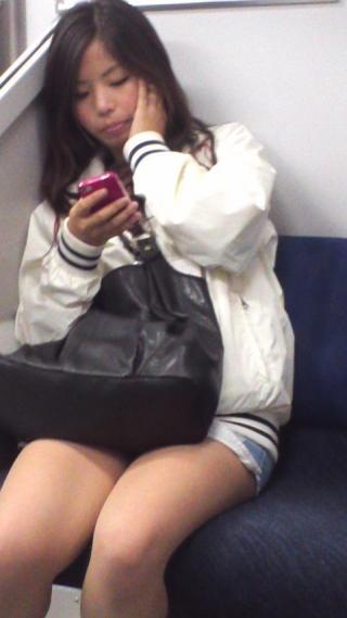 電車のイスで端っこに座るコは対面から撮影される率が高い件ｗｗｗｗｗｗｗｗ