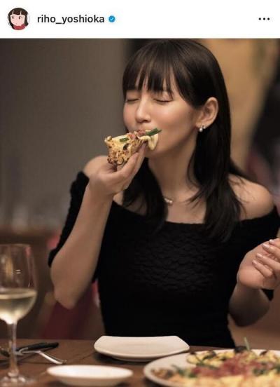 【画像】吉岡里帆、デコルテあらわな黒ワンピ姿でピザをパクッ！「綺麗すぎて言葉が出ません」