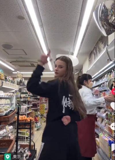 【動画】外国人美女さん、日本のコンビニで楽しくTikTok撮影