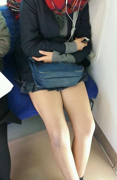 けしからん太もも！電車内で座るJKの太ももを上から見下ろすようにガン見するエロ画像。これは触りたく…【30枚】