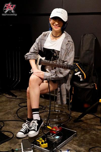 トランスジェンダーのプロ女性ギタリスト水乃渚月、決意のAVデビューで初撮影で潮吹きまくる変態っぷりw