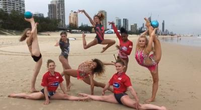 【画像】イギリスの体操部女子御一行、ビーチで開脚を披露してしまう