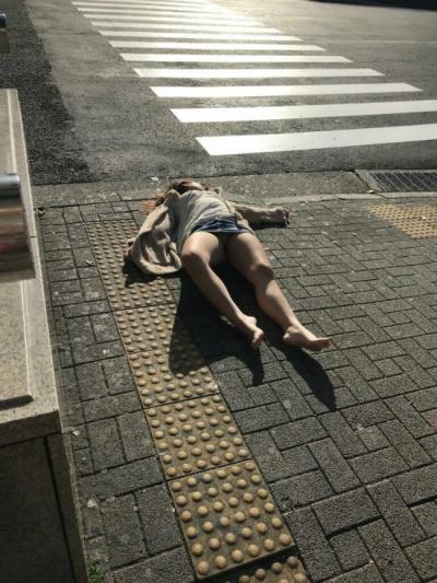 【画像】まんさん、パンツ丸出しで路上で爆睡してしまう・・・・