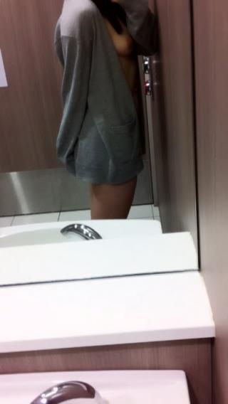 【エロ写メ】高校時代の制服を脱ぎながら公衆トイレにて自撮り写メ　その２