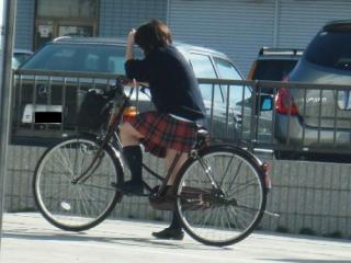 【三次画像あり】 思わず眺めちゃう自転車通学でパンチラしちゃいそうな女子高生！ 56枚 part.14