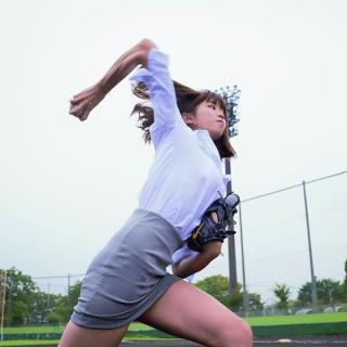 稲村亜美がＯＬスーツ姿で野球の神スイングと投球でエロい美脚画像