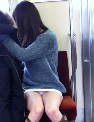 【パンチrajk 画像】電車で目の前に座ってる女の子がパンチラしちゃってたら・・やっぱ自然に盗撮しちゃうよなｗｗｗ