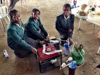 ナイジェリアの4人の少女が尿を使った発電機を発明