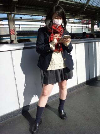 【制服jk 画像】駅のホームで電車待ちをしている女子校生の隠し撮りした「制服ＪＫ」シリーズのお届けです！！制服姿のＪＫはマジでカワェェ！！！