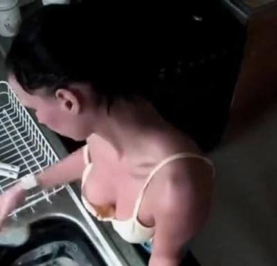 おっぱいポロリしまくりながら台所で洗い物してるノーブラキャミソールお姉さんを隠し撮りｗｗｗ【胸ちら盗撮・pornhub】