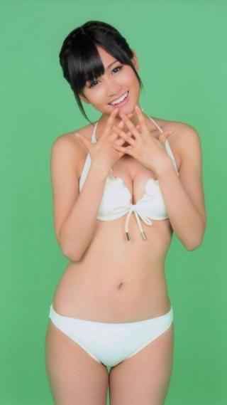 前田敦子の胸の谷間が気になってしょうがないｗｗｗ｜妄想倶楽部　エロ画像まとめ