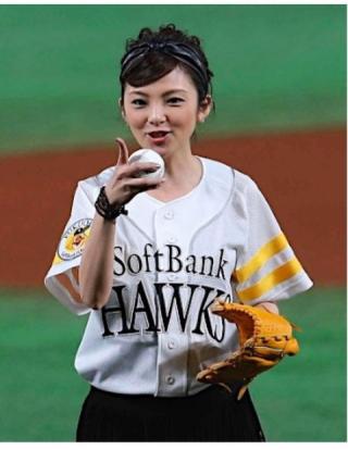 【野球】 田中麗奈が「ミニスカ美脚」始球式　惜しくもノーバンならず