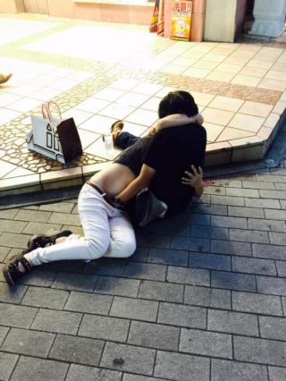  【神戸三ノ宮】素人カップルがラブホまで我慢できずに路上で手マンしているところが撮影されるｗｗｗ